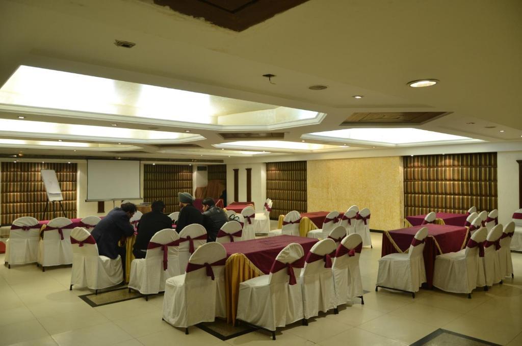 Hotel Klg International Zirakpur Εξωτερικό φωτογραφία